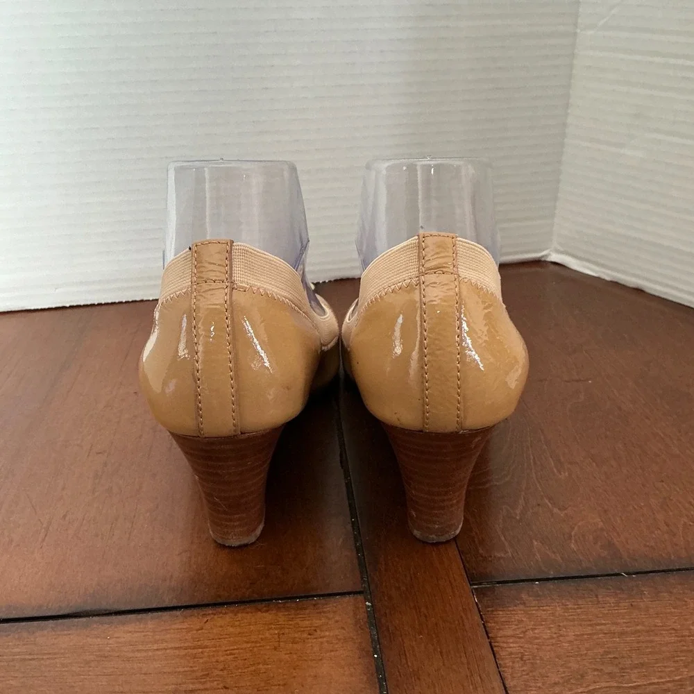 Tory Burch Sally Tan Patent Leather Wedge Pump Gold Logo Medallion Heels 6.5